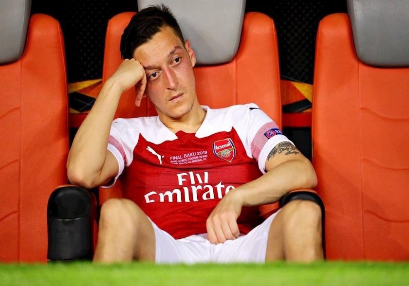 Hoặc Ozil tìm bến đỗ mới, hoặc tiếp tục trở thành người thừa.