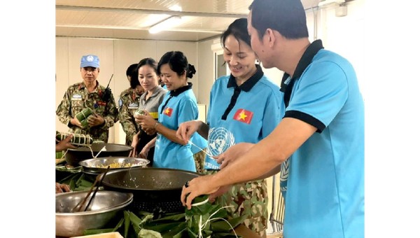 Các chiến sĩ quân y gói bánh chưng, bánh tét dịp Tết cổ truyền Việt Nam tại Bentiu (Cộng hòa Nam Sudan). 