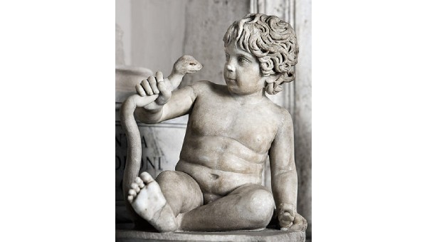 Bức tượng Heracles bóp chết con rắn khi còn trong nôi. 