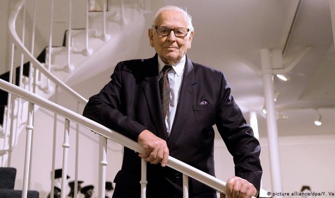 Nhà thiết kế Pierre Cardin. 