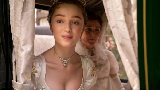 Phoebe Dynevor được mệnh danh là "Đóa hồng nước Anh".