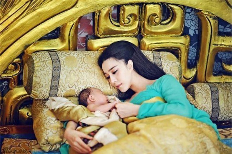 Hoàng hậu, phi tần vô cung ko thể tự động tay nuôi chăm sóc con cái bản thân (Ảnh minh họa).