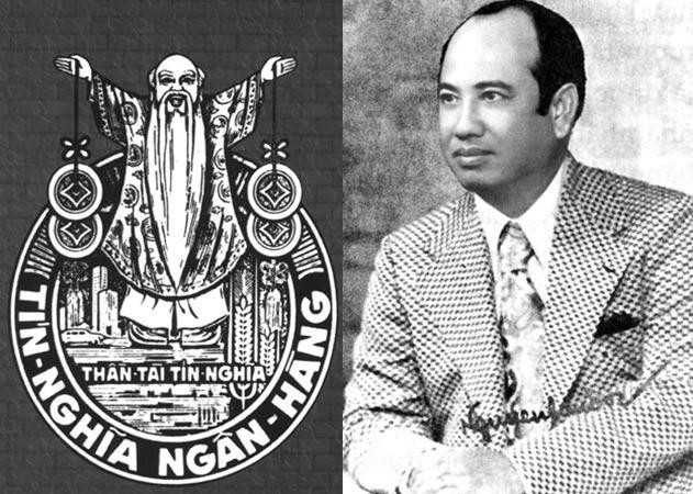 Ông Nguyễn Tấn Đời và logo của Tín Nghĩa Ngân hàng một thuở. 