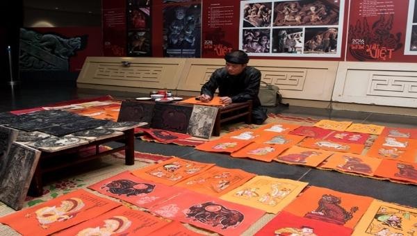 Nghệ nhân trẻ Đào Đình Trung, một người hiếm hoi còn thực hiện làm tranh đỏ Kim Hoàng. 