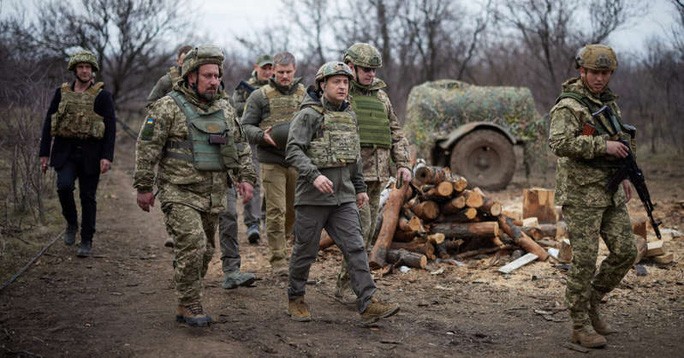 Tổng thống Ukraine Volodymyr Zelenskiy (giữa) tại khu vực gần tiền tuyến với các tay súng ly khai ở vùng Donbass, hôm 8/4. 