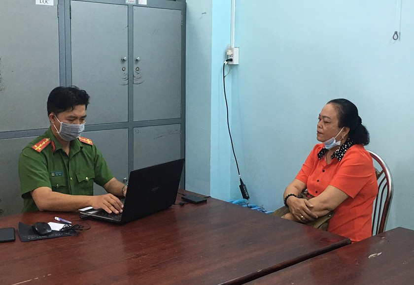 Bà Tuyến tại cơ quan Công an (Ảnh: Công an Sóc Trăng).