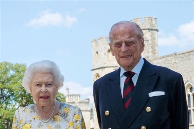 Nữ hoàng Elizabeth II và Hoàng thân Philip chụp ảnh kỷ niệm sinh nhật lần thứ 99 của ông tại Lâu đài Windsor. 