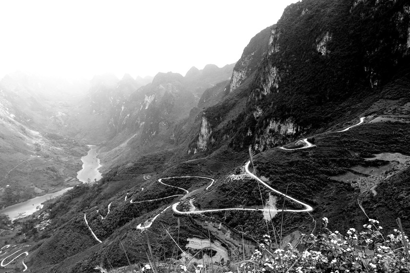 8km đường dốc xuống sông Nho Quế (ảnh: Họa sĩ Đỗ Đức).