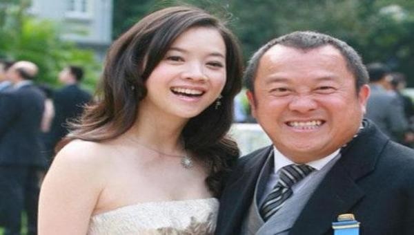 Tăng Bảo Nghi cùng cha là ông trùm showbiz Tăng Chí Vĩ. 