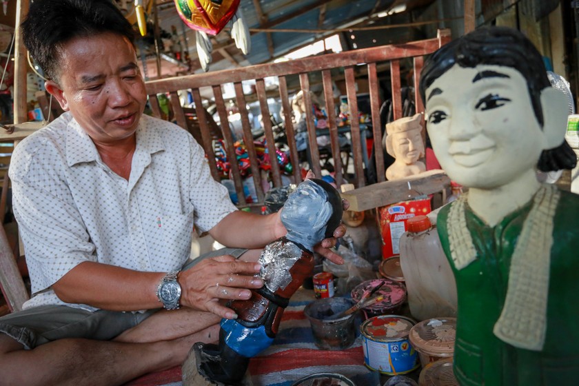 Nghệ nhân Phùng Quang Oánh ngay từ nhỏ đã có niềm đam mê mãnh liệt với nghệ thuật múa rối nước (Ảnh: VNE). 