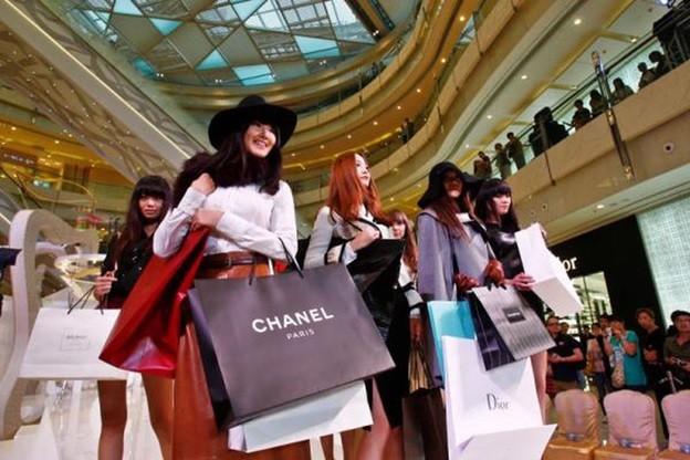 Sính đồ hiệu, giới nhà giàu Trung Quốc chi khủng để học phân biệt hàng thật và “đồ fake”