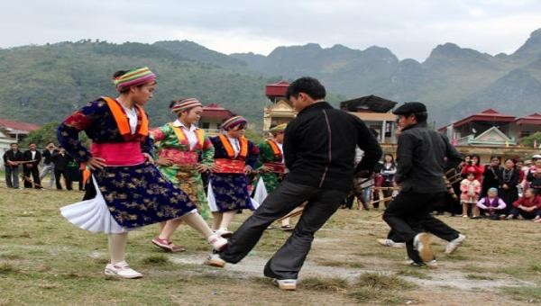 Màn múa khèn của người H’Mông ở Hà Giang. 