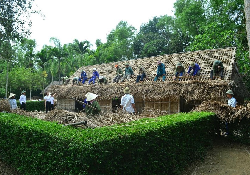 Ông Trần Đình Huệ được Khu di tích Kim Liên tin tưởng giao nhiệm vụ lợp mái tranh nhà Bác.