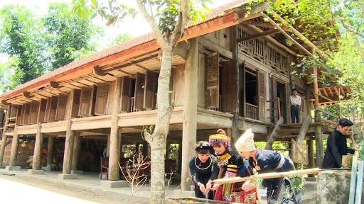 Ngôi nhà gỗ phục dựng theo mô hình nhà sàn truyền thống của người Tày. 