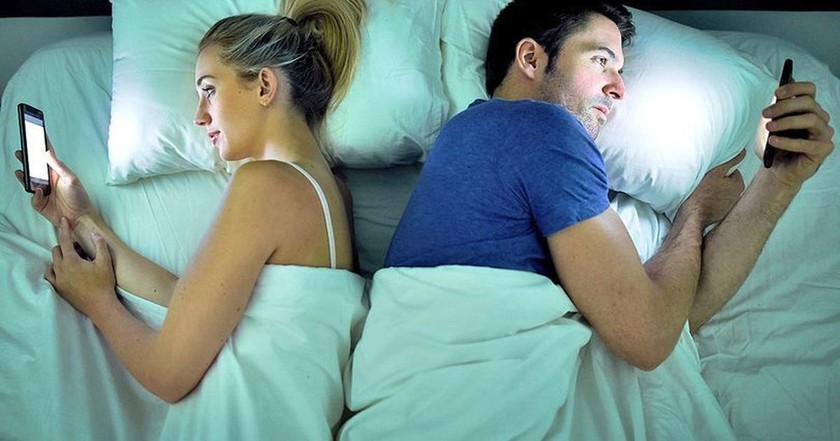 Các cặp đôi trẻ ngày nay "yêu" điện thoại hơn cuộc hôn nhân của mình. 