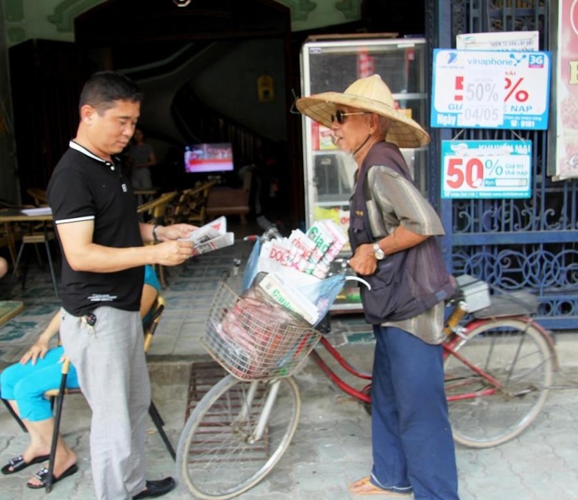 Hình ảnh cụ ông hóm hình rong ruổi khắp thành phố bán báo từng trong tâm trí nhiều người dân thành phố Vinh. 