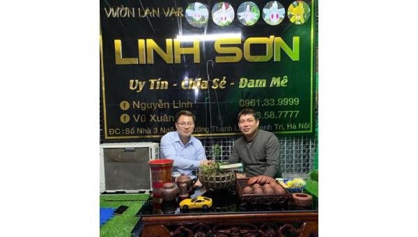 Anh Vũ Xuân Sơn - chủ nhà vườn Linh Sơn (mặc áo xanh bên trái) (Ảnh: Nvcc)