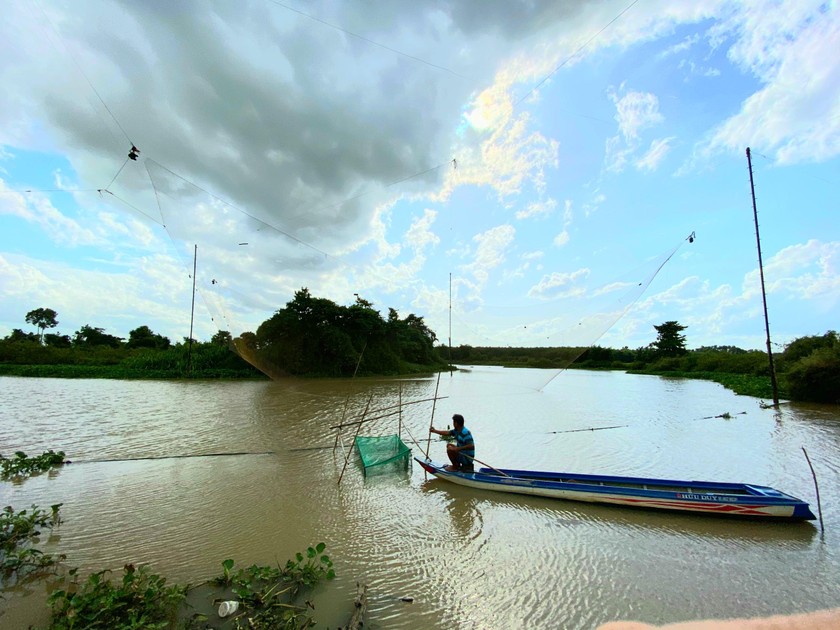 Sông nước Vàm Cỏ hoang sư, kỳ thú. 