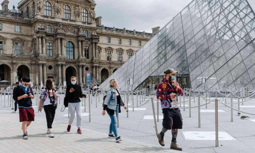 Thăm quan bảo tàng Louvre (Pháp) phải xuất trình chứng nhận sức khoẻ hợp lệ.