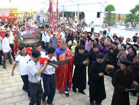 Lễ rước thanh long đao về làng Cổ Trai (Hải Phòng). 