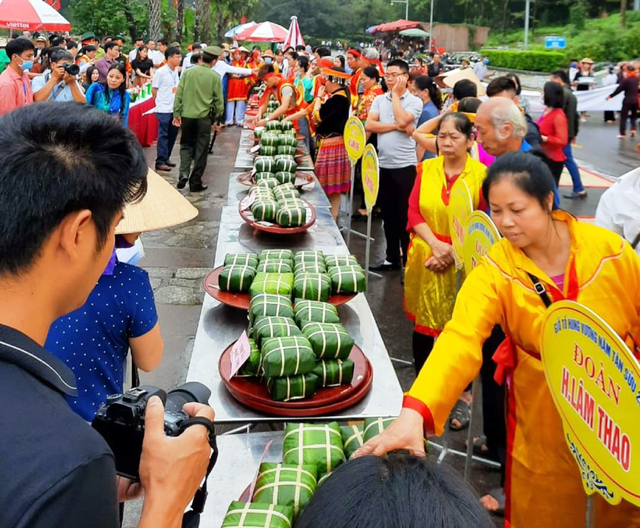 Hội thi gói, nấu bánh chưng, giã bánh giầy thường niên tại Khu Di tích lịch sử quốc gia đặc biệt Đền Hùng (Phú Thọ). 