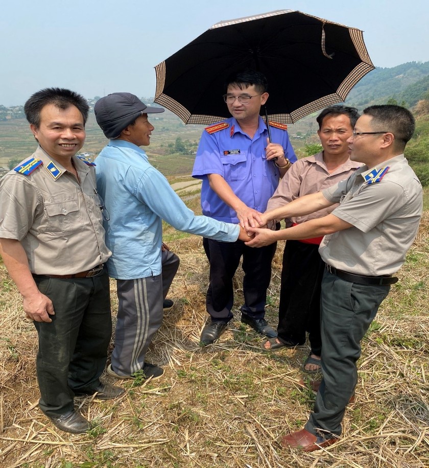 Chấp hành viên Nguyễn Văn Phỏng (bìa trái) trong vụ thuyết phục tự nguyện giao đất ở bản Hồ Pên, xã Tả Lèng, huyện Tam Đường, Lai Châu. 