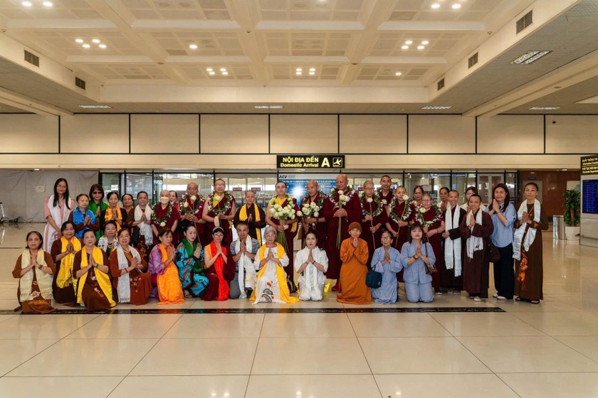 Đông đảo Phật tử chào đón Ngài Khentrul Kunchok Tenzin Rinpoche cùng Tăng đoàn tại sân bay quốc tế Nội Bài và chụp ảnh lưu niệm cùng Đoàn.
