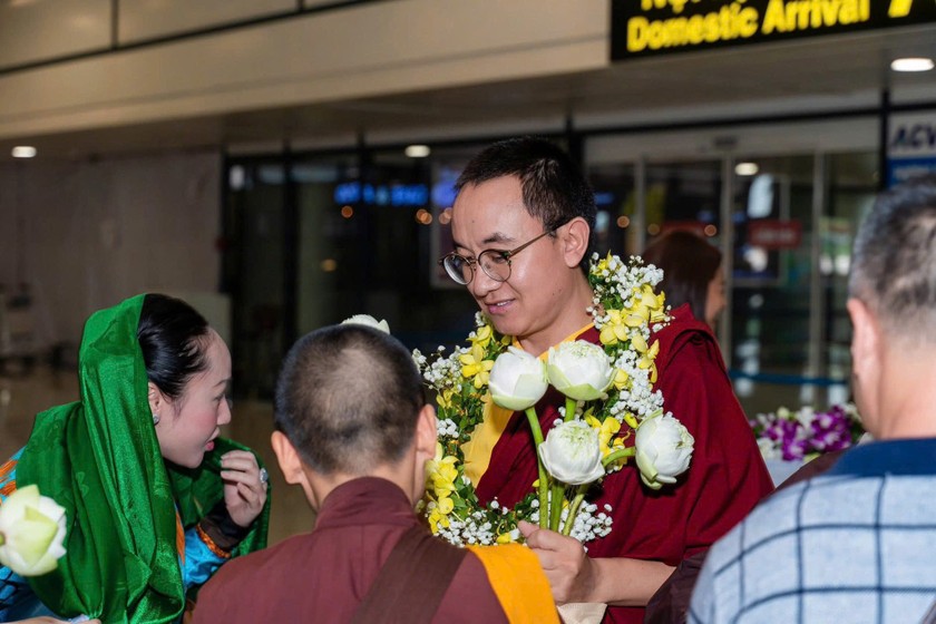 Ngài H.E Khentrul Kunchok Tenzin Rinpoche được các Phật tử chào đón thành kính và nồng nhiệt.