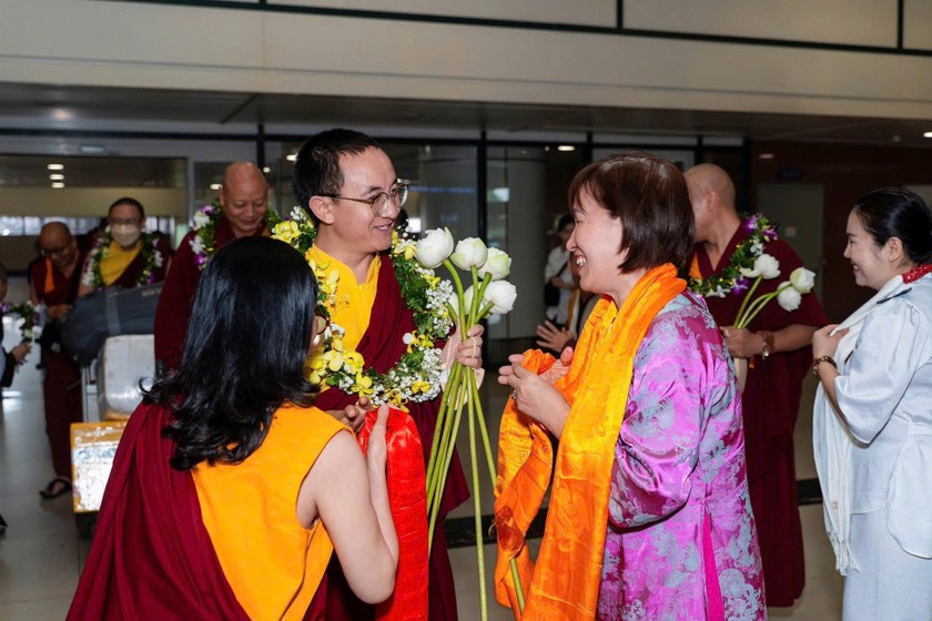 Ngài H.E Khentrul Kunchok Tenzin Rinpoche và Tăng đoàn khi vừa đến sân bay Nội Bài. 