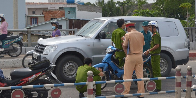 Hai thanh niên tự đâm vào giải phân cách, một người tử vong