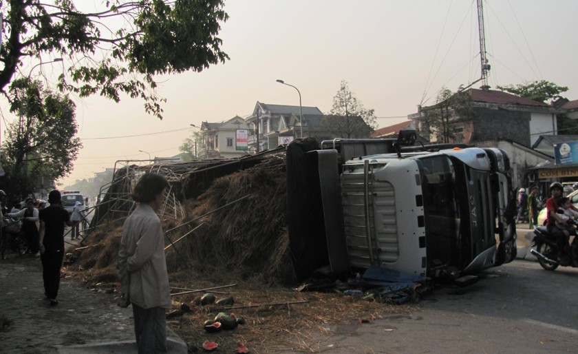 Lật xe tải, 14 tấn dưa tràn ra đường, không ai “hôi của”