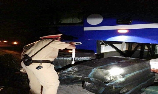 Lực lượng chức năng kiểm tra và phát hiện hàng trăm kg chân trâu bốc mùi đang trên đường tiêu thụ.