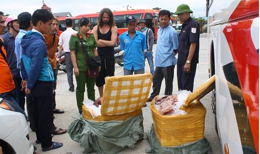 Hàng trăm kg nội tạng thối được bao bọc kĩ càng trong các thùng xốp bị lực lượng chức năng phát hiện và thu giữ