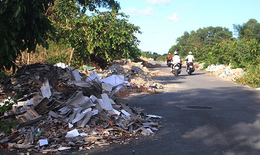 Đoạn đường qua Làng Đại học Huế đầy rác bao quang