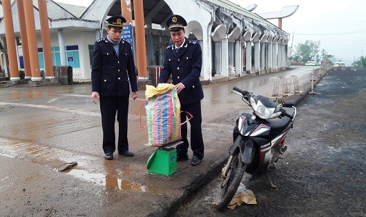 Chiếc xe môtô cùng bao tải mà đối tượng vứt lại tại hiện trường