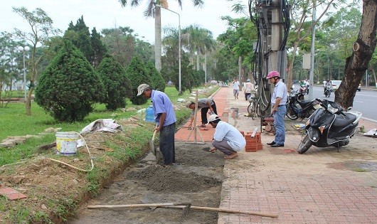 Các đơn vị thi công khẩn trương làm lại vỉa hè sau khi tháo dỡ hàng rào