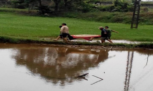 Thi thể nạn nhân được đưa lên bờ