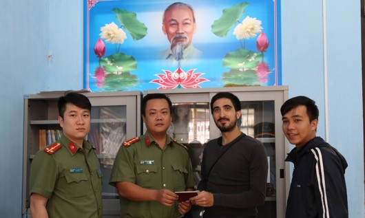 Du khách người Ý nhận lại hộ chiếu từ công an TP.Huế