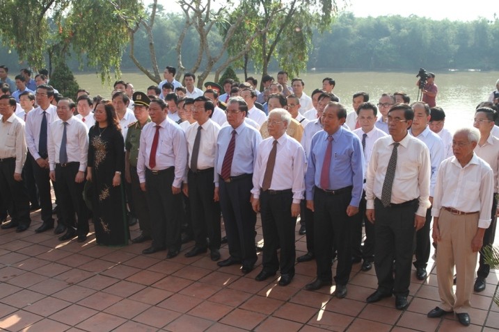 Tổng Bí thư Nguyễn Phú Trọng, nguyên Tổng Bí thư Nông Đức Mạnh, nguyên Chủ tịch nước Trương Tấn Sang, Phó Thủ tướng Thường trực Chính phủ Trương Hòa Bình đã dâng hương, dâng hoa tưởng niệm Tổng Bí thư Lê Duẩn