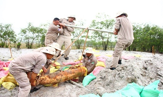 Các nhân viên của của dự án Renew đang vận chuyển quả bom đến vị trí an toàn để hủy nổ (Ảnh: Ngô Hiền)