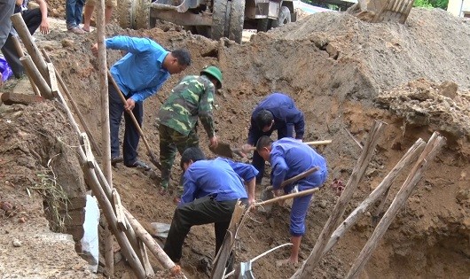 Hố chôn tập thể nằm sâu cách mặt đường hơn 2m