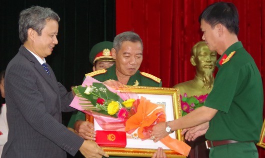 Uỷ viên TW Đảng, Bí thư Tỉnh ủy Thừa Thiên Huế Lê Trường Lưu và Đại tá Nguyễn Hồng Sơn, Chỉ huy trưởng Bộ CHQS tỉnh TT Huế trao bằng và tặng hoa các đồng chí được nhận thưởng Huân chương bảo vệ Tổ quốc.