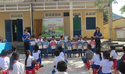 Đoàn thanh niên Sở Tư pháp Quảng Trị trao những suất quà cho các em học sinh có hoàn cảnh khó khăn