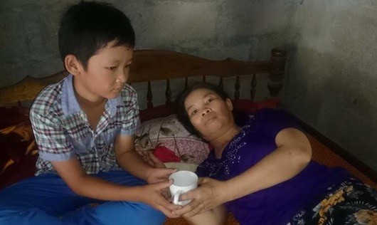 Người con trai út của chị Lơn phải nghỉ học để chăm lo cho chị.