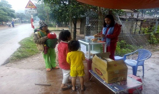 Tủ bánh mì từ thiện tại xã A Ngo.
