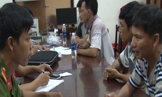Hai đối tượng Long và Cường tại cơ quan công an