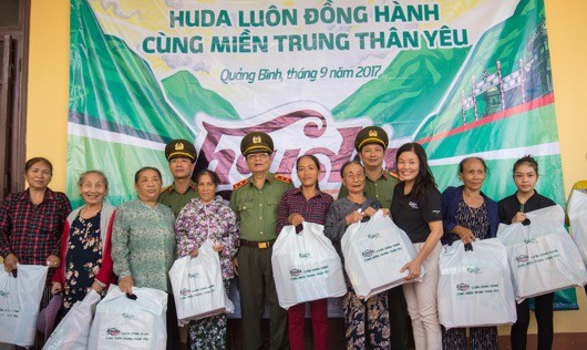 Đại diện Carlsberg Việt Nam và Báo Công an nhân dân trao quà cho bà con 