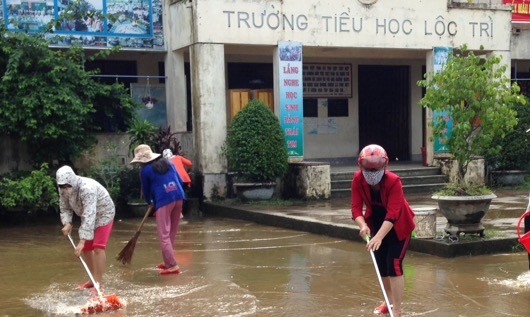 Thầy cô Trường TH số 1 Lộc Trì hưởng ứng phương châm “nước xuống đến đâu, làm vệ sinh đến đó”