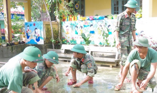 Các chến sỹ dọn vệ sinh tại một Trường mầm non