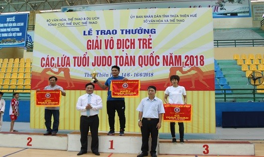Ban Tổ chức trao giải cho các đoàn thi đấu 